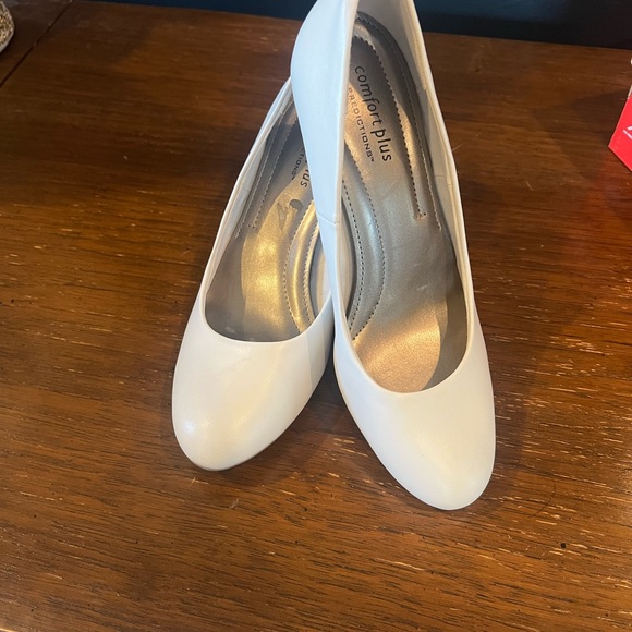 Comfort Plus by Predictions Women's Classic White Heels - Picture 1 of 2